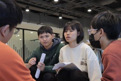 題目設計強調多元解法與創意實作，而非單一標準答案