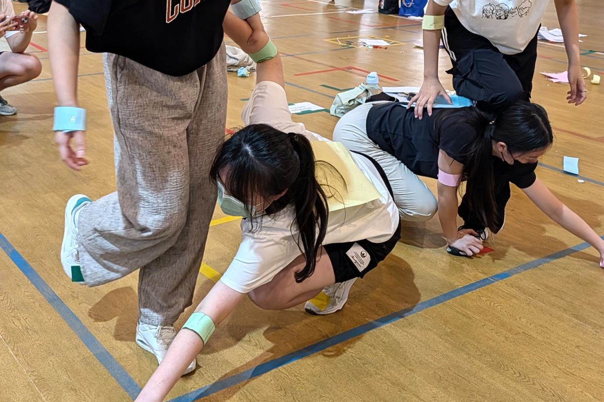 考驗隊伍合作效率，台北場小隊正在練習如何為隊友擺設可以踩踏的「觔斗雲」