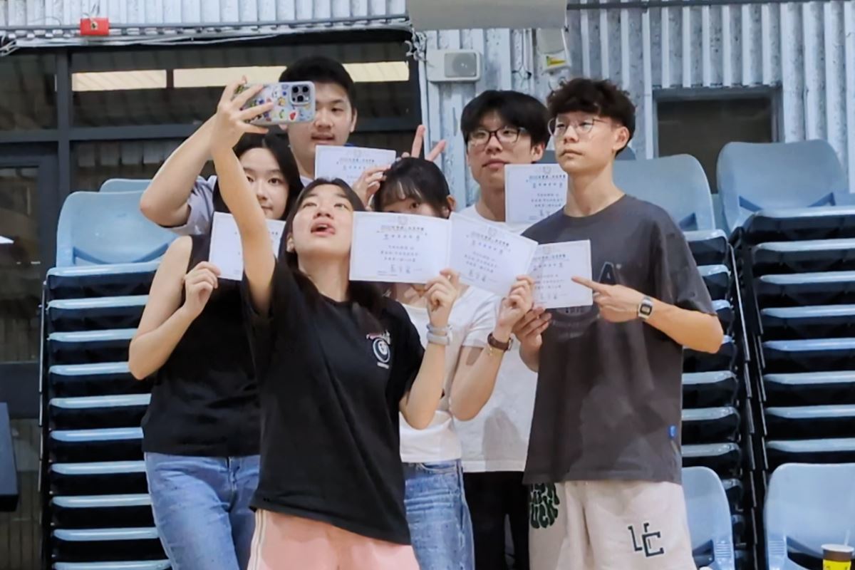 台中場「您說的都隊」開心地在場邊自拍留念 ，學生們鍛鍊團隊默契