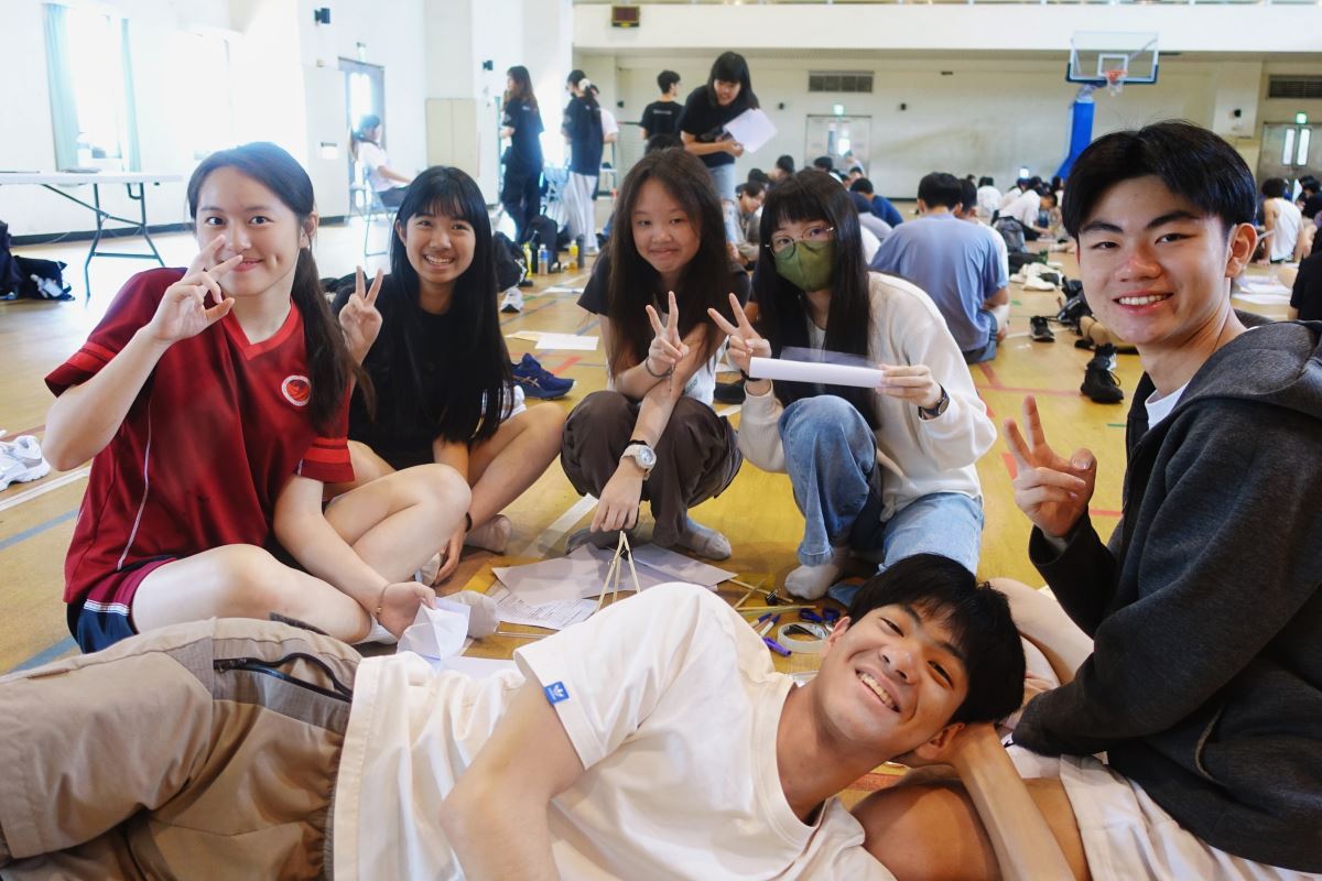 康橋高中於校內開設智鐵主題課程，在課堂中分組練習歷屆試題，並鼓勵修課同學參加競賽