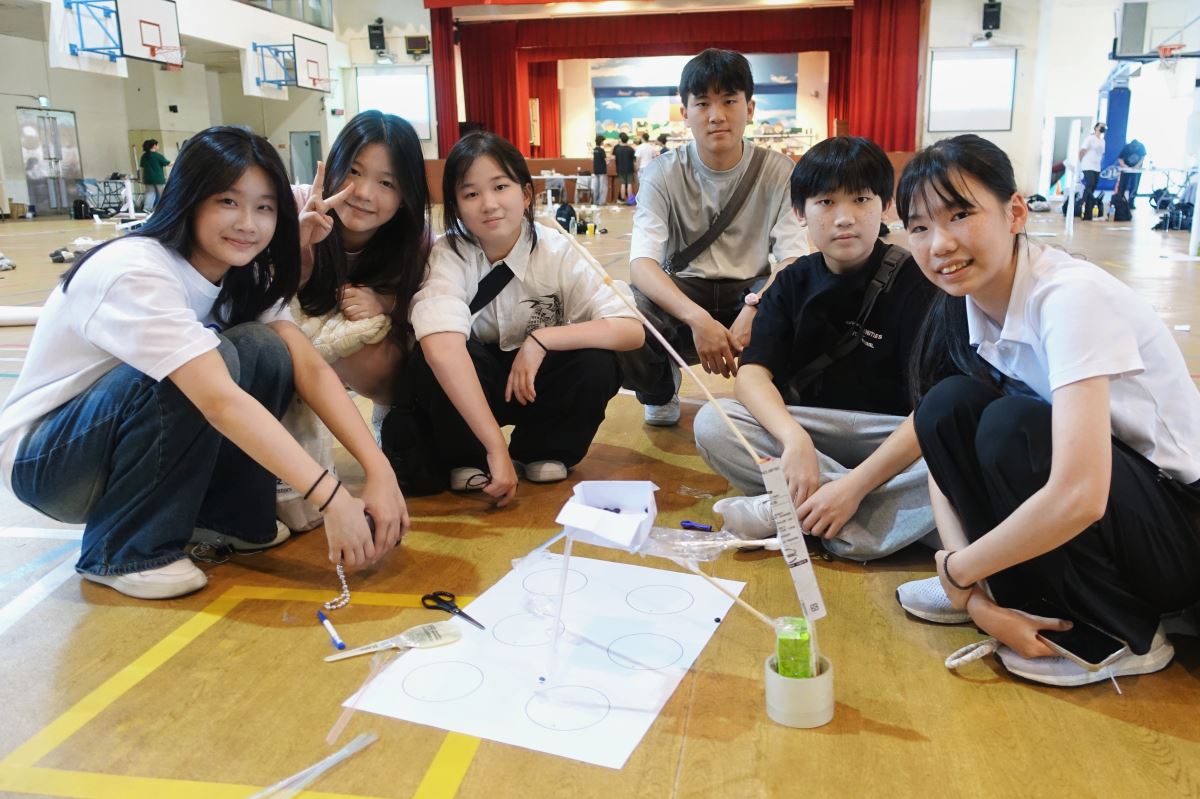 靜心高中一年級的隊伍「The Omniscient」與團隊共同製作的實作題裝置合影