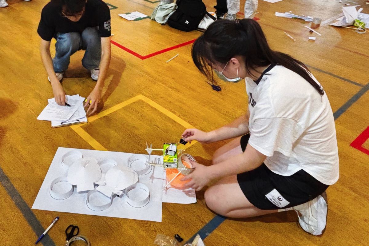 不求禮物袋初始高度的「梅乾控肉」將禮物袋以材料清單中的氣球、寬膠帶、麥香墊高