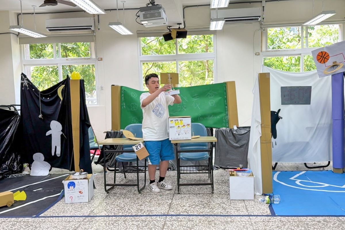 「一波大跳把分數拉到最高」呈現之作品「不簡單高中生」以兩種平行世界呈現「落單」的不同可能