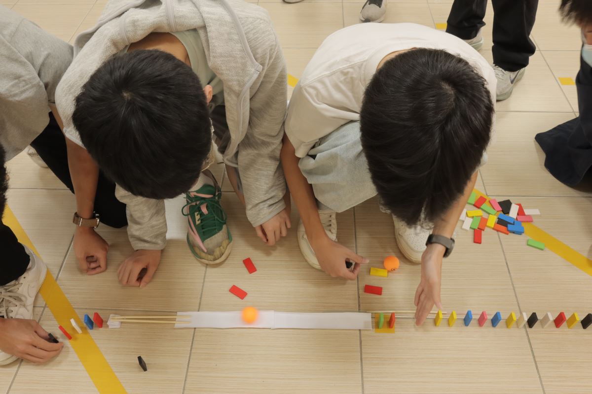 解題過程中透過一次又一次的測試，找出能奪下高分的最佳解方