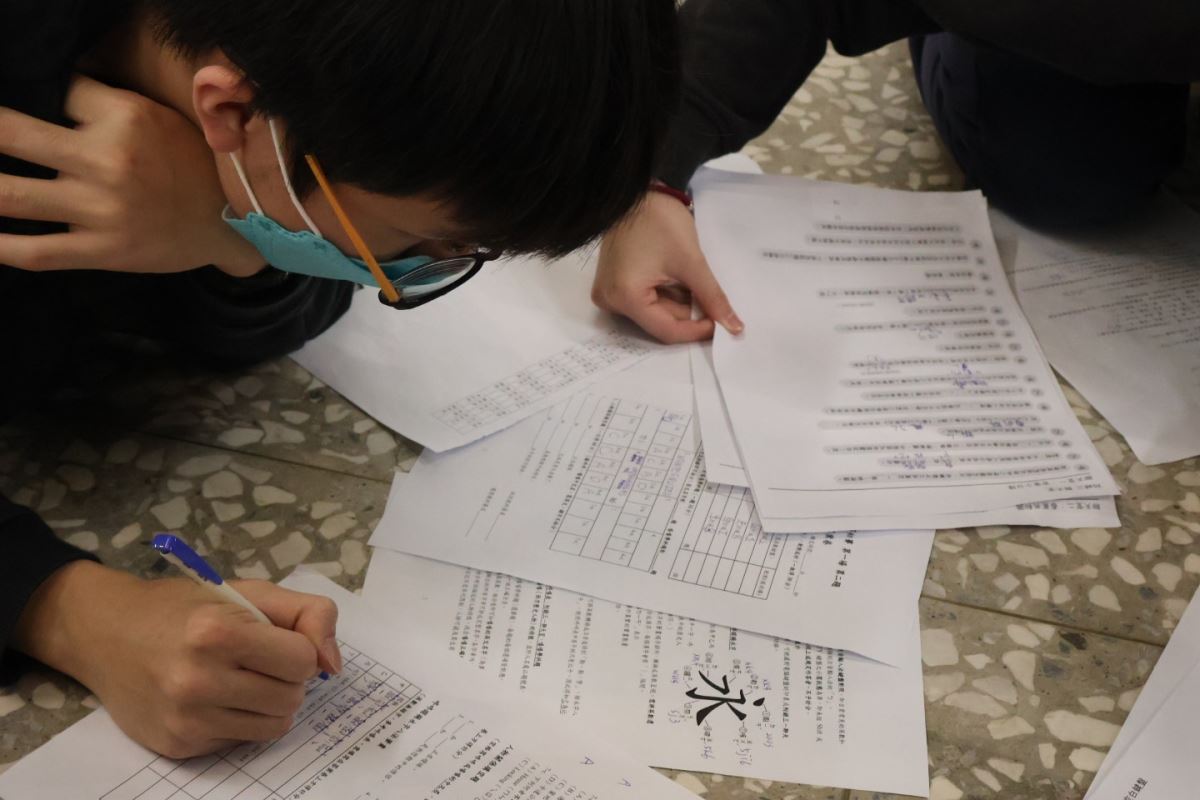 依據規則還原為永字八法的點、勒、努等筆畫，再組成文字，尋找題目表格中與文字相對應的歷史名